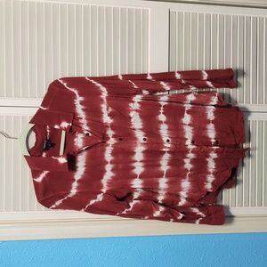 Torrid Size 0X Red and White Tie-Dye Shirt